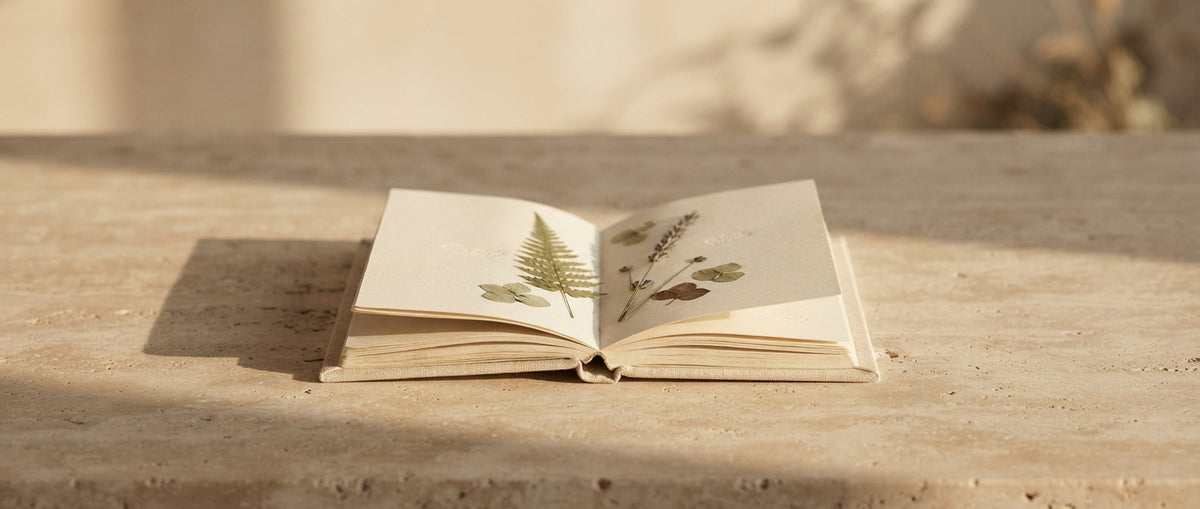 Aufgeschlagenes Notizbuch mit gepressten Botanicals – Parfum Ratgeber