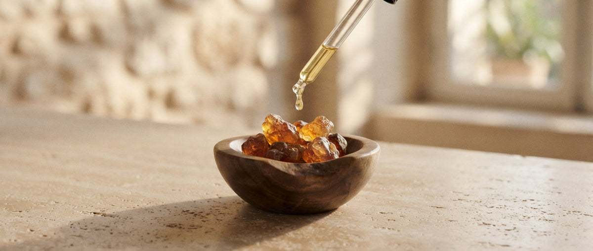Bernsteinharz und Tropfen goldenes Duftöl – Was ist Extrait de Parfum?