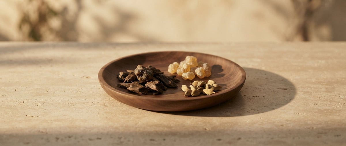 Oud-Holz, Weihrauch und Kardamom auf Walnussholz – orientalische Parfums