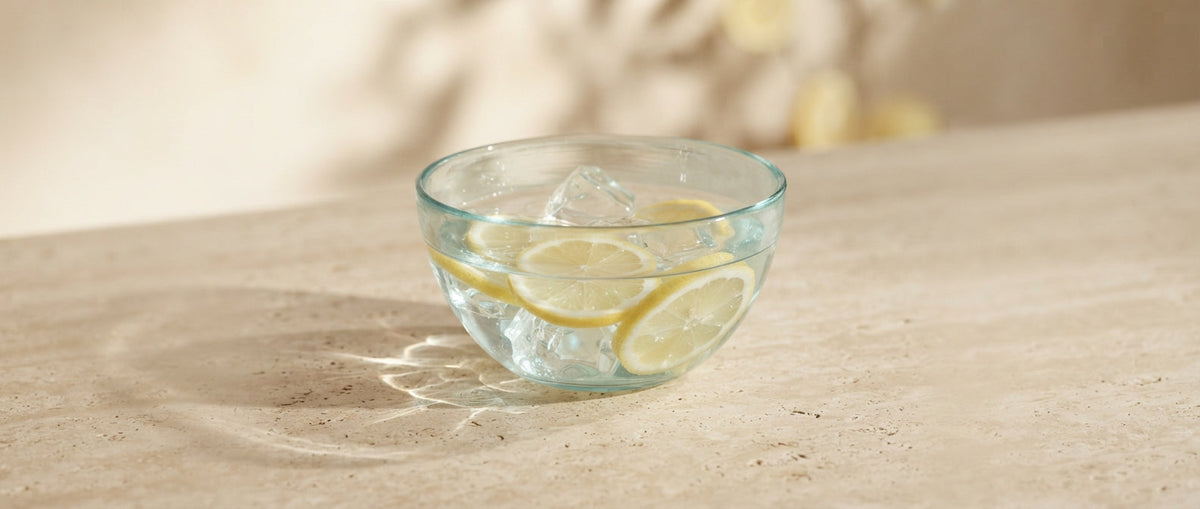 Zitronenscheiben in Wasser mit Lichtreflexen – frische Zitrus- und Aqua-Düfte