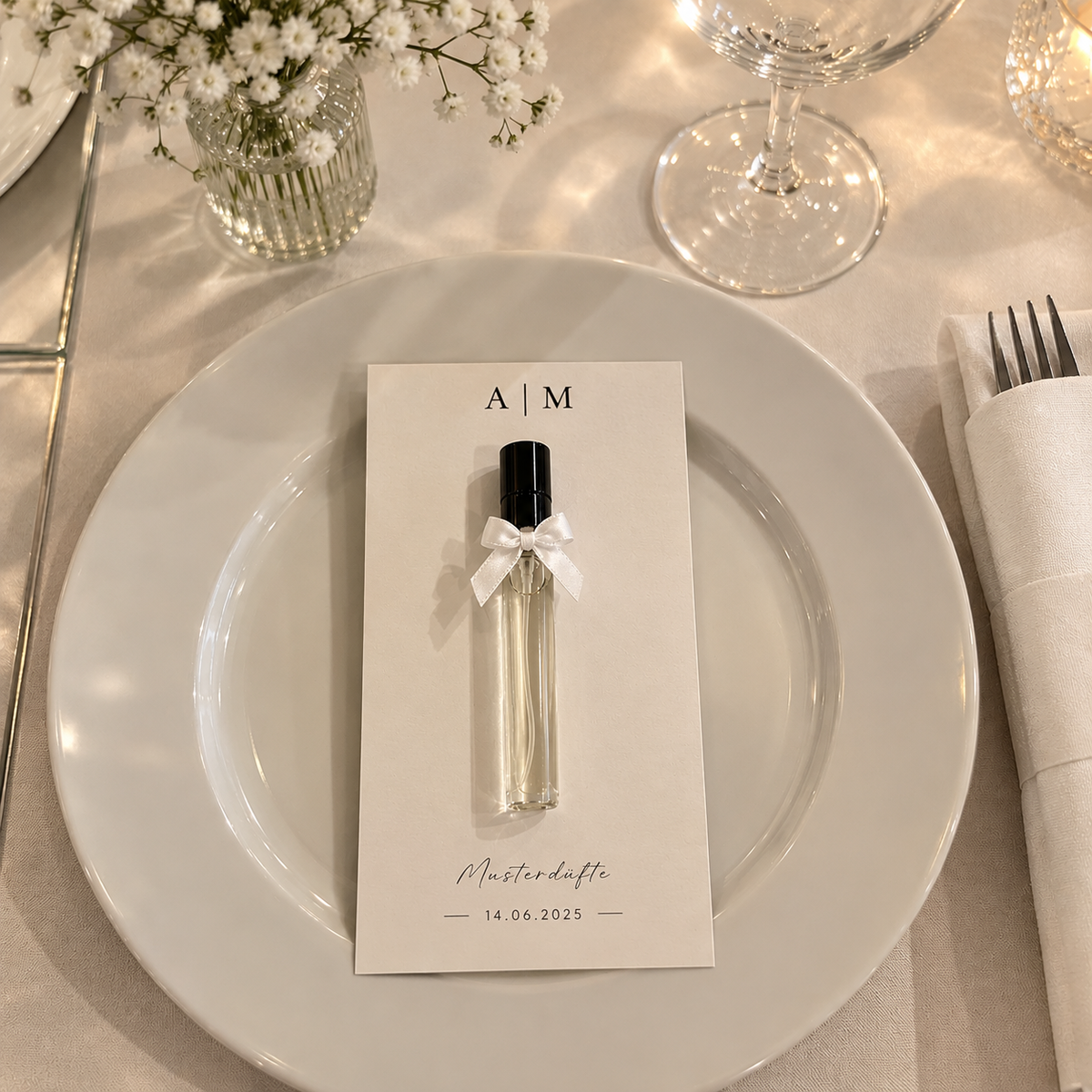 Platzkarte mit Duftflakon für eine Hochzeit